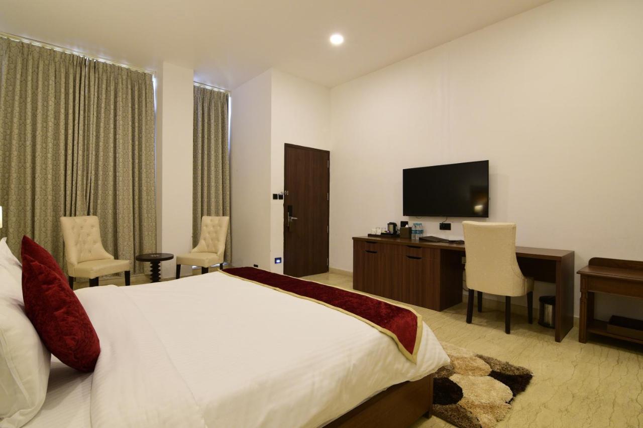 Hotel Park Regis Goa à Arpora Extérieur photo
